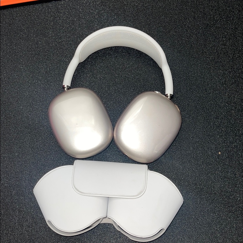 Apple AirPods Max Silver with Case